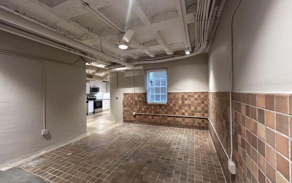 Marine Central – 002  - 1 bedroom floorplan layout with 1 bathroom and 864 square feet (Bathroom 
)