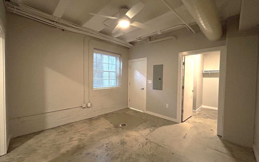 Marine Central – 002  - 1 bedroom floorplan layout with 1 bathroom and 864 square feet (Closet)