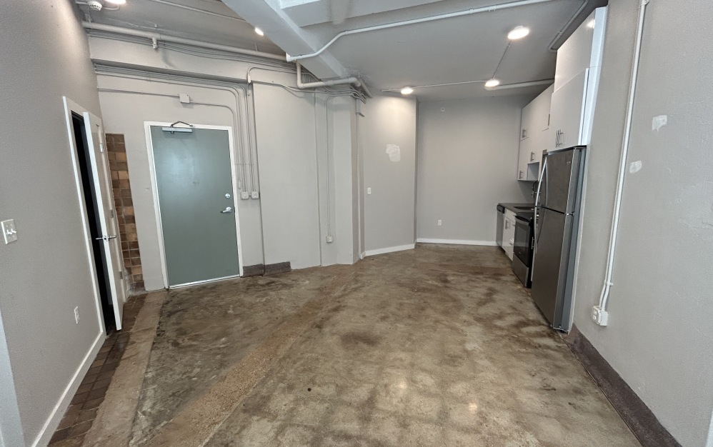 Marine East Wing – 303 - 1 bedroom floorplan layout with 1 bathroom and 677 square feet (Floor 3)