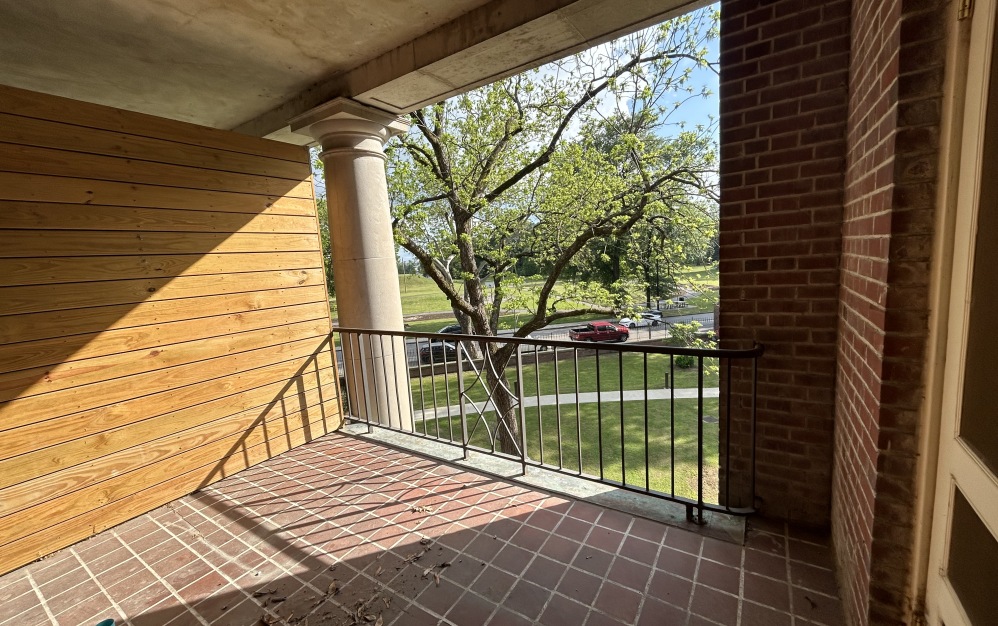 Marine East Wing – 303 - 1 bedroom floorplan layout with 1 bathroom and 677 square feet (Floor 4)